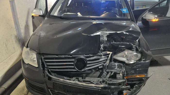 Nachdem ein Pkw in Voitsberg vermutlich gegen eine Baustellenabsicherung gekracht war, verließ der Fahrer  das schwer beschädigte Fahrzeug.