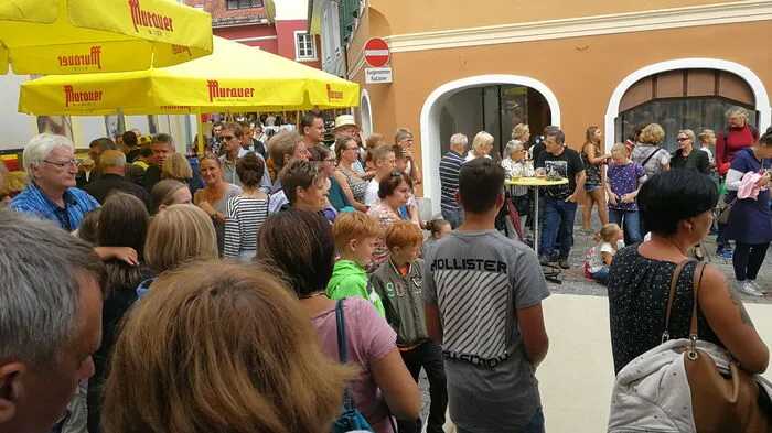 Gasseln war einmal mehr in der Murauer Altstadt angesagt. Die Gäste erlebten beim Traditionsfest Livemusik, Tanzvorführungen, und sie wurden natürlich auch kulinarisch verwöhnt. Die Stadt veranstaltete das Fest, Helmut Fössl sorgte für die gelungene Umsetzung.