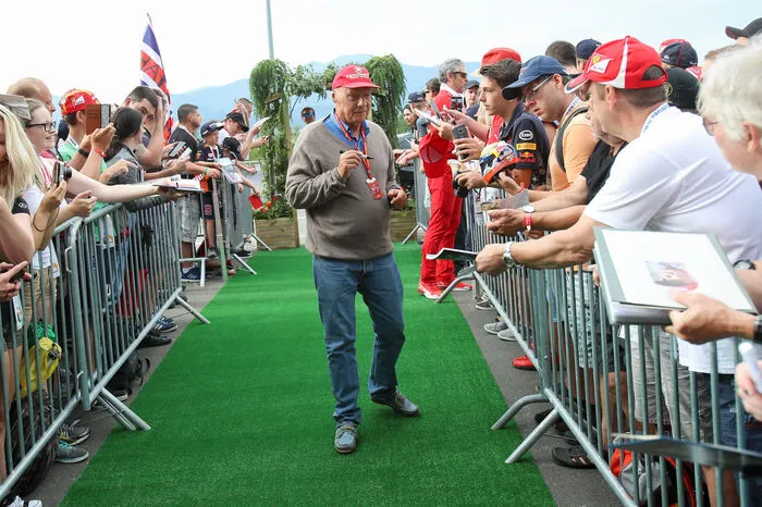 Niki Lauda hatte auf seine rote Kappe nicht verzichtet.