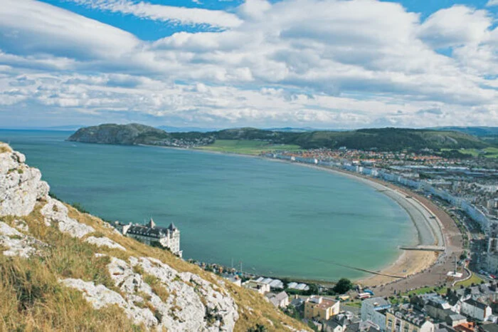 Eine Straßenbahn bringt Besucher von Llandudno auf den Great Orme, eine markante Landzunge aus Kalkstein. Von dort aus hat man eine wunderbare Aussicht auf die Stadt und das Meer.