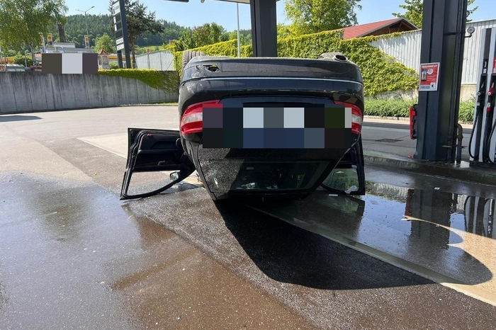 Das Auto blieb am Samstagvormittag auf dem Dach liegen