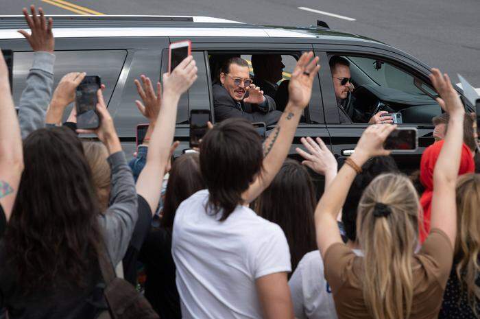 Hier scheint die Stimmung zu passen. Depp winkt seinen Fans aus dem Auto zu.