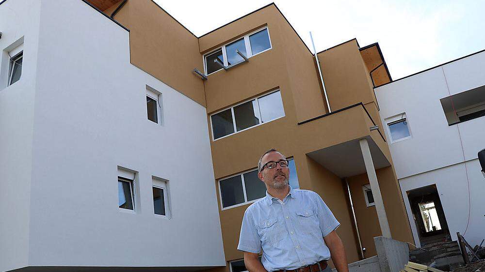 Klaus Huber vor seinem „BVH Wohn- und Büroobjekt“, das ehemalige GKK-Gebäude. Ab November zieht dort wieder Leben ein 