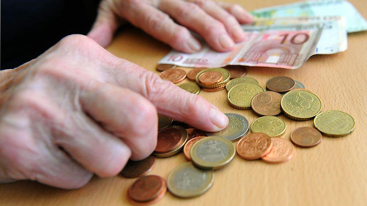 Mieten und Lebensmittel, Pflegeleistungen und Gebühren sind überdurchschnittlich gestiegen - damit wird der Wunsch nach einer kräftigeren Anhebung der Pensionen begründet