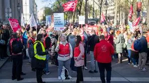 Mehrere hundert Bankangestellte demonstrierten am Dienstag vor der Alten Börse in Wien für einen „fairen Gehaltsabschluss“.
