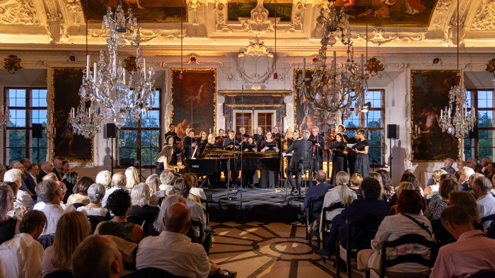 Auftakt von Arsonore im Planetensaal