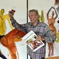 Mit Schilcherspritzer und Ausstellungskatalog: Gerald Brettschuh inmitten seiner großformatigen Arbeiten