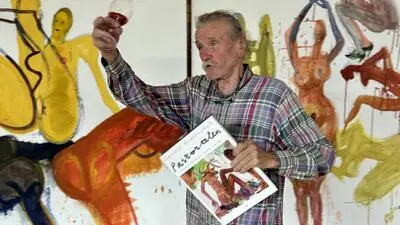 Mit Schilcherspritzer und Ausstellungskatalog: Gerald Brettschuh inmitten seiner großformatigen Arbeiten
