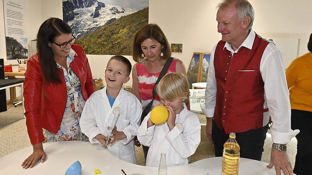 Landesrätin Sara Schaar, Forscher-Projektleiterin Gudrun Batek und Bürgermeister Günther Novak mit begeisterten jungen Forschern