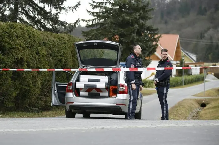 Ein Tatverdächtiger - ihr Ex-Lebensgefährte aus Oberösterreich - soll mehrere Schüsse auf sie abgefeuert haben.