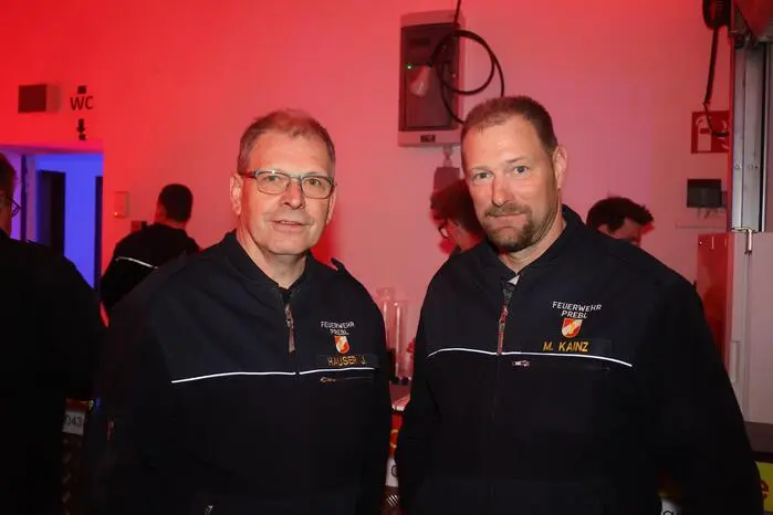 Kommandant Stellvertreter Josef Hauser (links) und Kommandant Michael Kainz (rechts) konnten zahlreiche Gäste begrüßen.