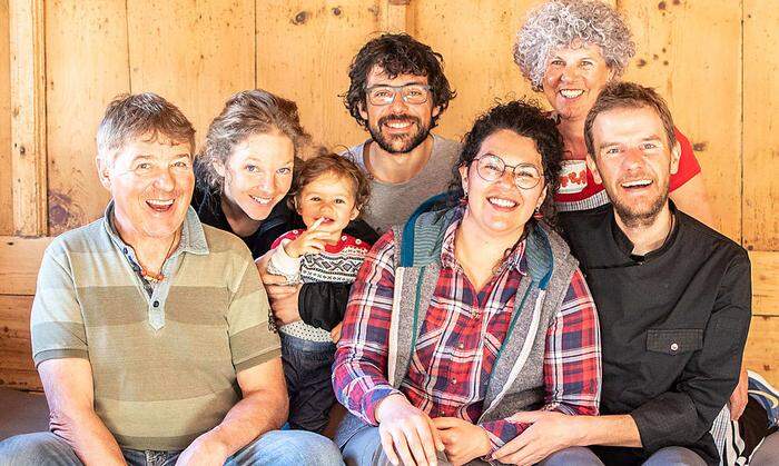 Familie Rogger betreibt die Büllelejochhütte: Hubert Rogger, Anna, Luana und Daniel Rogger, Steffie Rogger mit Niki und Greti