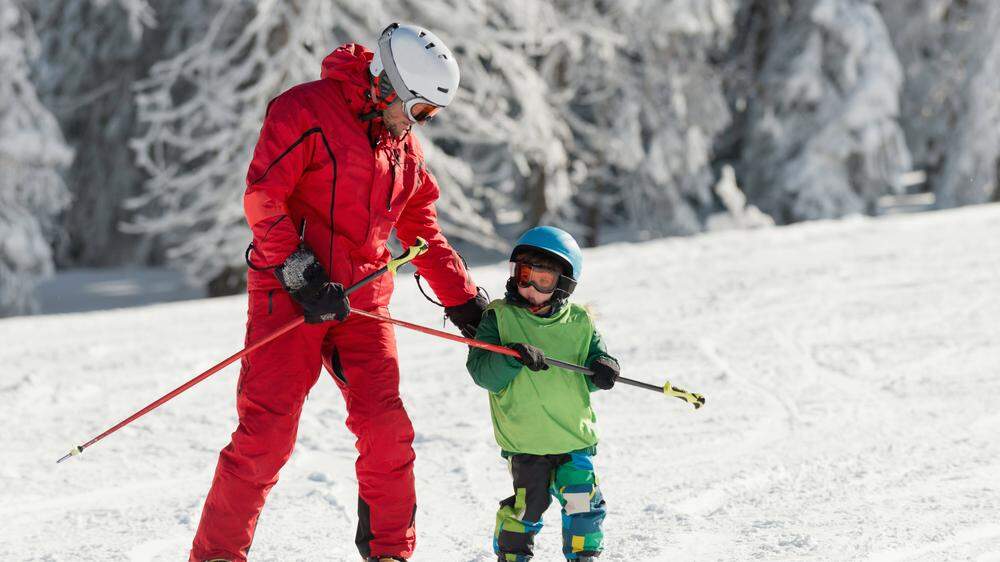 Die Ski, die das Christkind gebracht hat, müssen wohl noch länger auf ihren Einsatz warten (Symbolfoto)