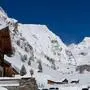 Man sieht ein Holzhaus in einer winterlichen Gebirgslandschaft | Beim Lucknerhaus startete die Gruppe die Tour