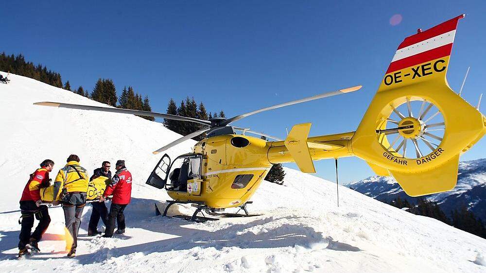 Ein Hubschrauber des ÖAMTC im Einsatz bei einem Skiunfall