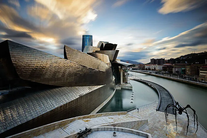 Beim Guggenheimmuseum in Bilbao sind nicht nur die Exponate im Inneren spannend – das gesamte Gebäude, entworfen von Stararchitekt Frank O. Gehry, ist ein Gesamtkunstwerk, um das man virtuell eine Runde drehen kann.