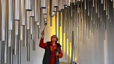 Waltraud Zojer führt durch die Ausstellung im Pankratium, im Bild: Raum "Lambdoma"