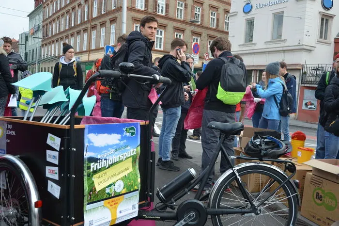 Die Aktion wird vom Grazer Umweltamt mit der Holding Graz, der Berg- und Naturwacht und zahlreichen Vereinen und freiwilligen Helfern organisiert