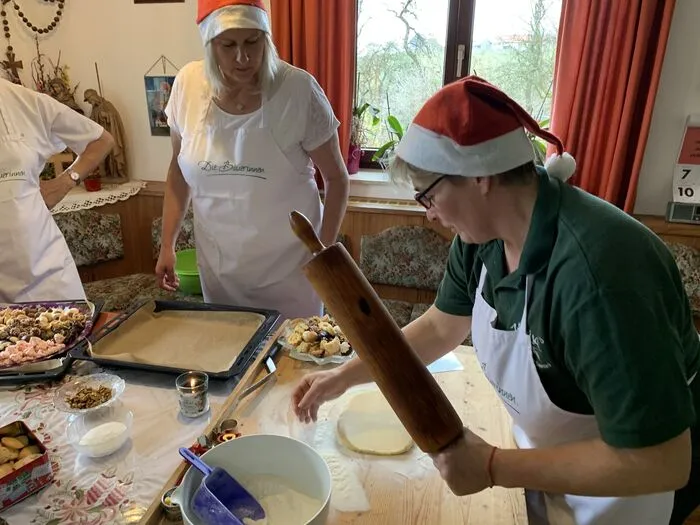 Gemeinsam macht das Backen einfach mehr Spaß. Renate Schrittwieser greift beherzt zum Nudelholz