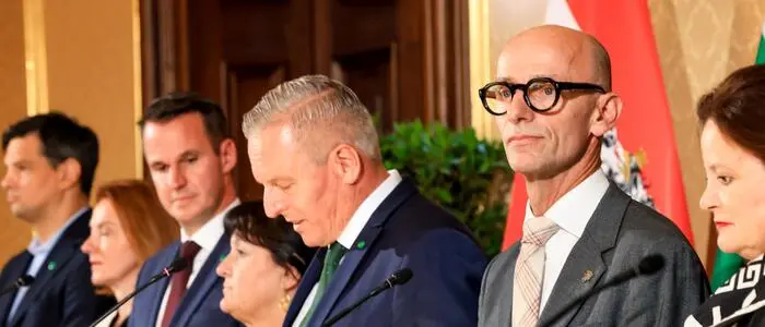 Finanzlandesrat Willibald Ehrenhöfer, flankiert von der steirischen Landesregierung
