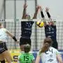 Volleyball Bundesliga. WVL. Women Volleyball League.  ATSC Wildcats gegen  Graz. Oluwadamilola Awojobi, Lana Husanovic  (Wildcats). Klagenfurt, am 11.10.2025.
Foto: Kuess
www.qspictures.net