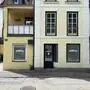 Blick von außen auf ein Innenstadtgebäude in Gelb