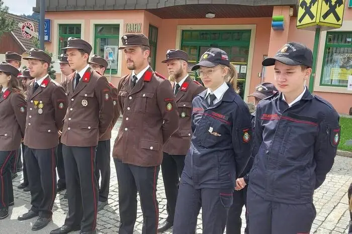 Beim anschließenden Festakt wurden neue Aktivmitglieder angelobt und zahlreiche langjährige Mitglieder sowie verdiente Einsatzkräfte ausgezeichnet.