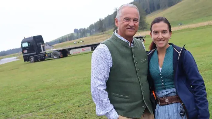 Alfred Pierer mit Tochter Magdalena vor der Festwiese auf der Teichalm