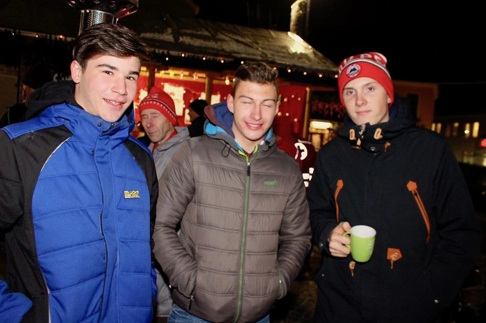 Dem Wetter zum Trotz war der Hauptplatz voll mit Besuchern, als Bürgermeister Wolfgang Zingl um Punkt 17 Uhr die festliche Weihnachtsbeleuchtung anknipste.