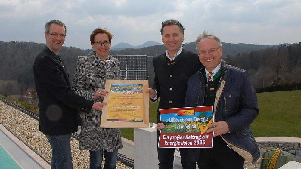 Helmut Kasper (2.v.r.) mit Leader-Manager Fend und Vulkanlandobmann Ober vor seinem Fotovoltaikmover