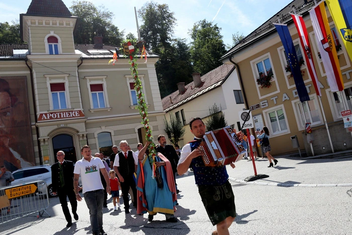 Vertreter aus Politik und Wirtschaft sowie Trachtenorganisationen waren mit dabei.