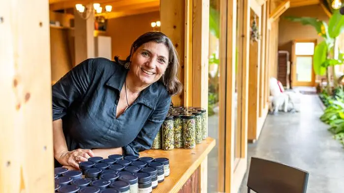 Gründerin Alexandra Margarita Sacher Santana blickt aus dem Hofladen im Earthship.