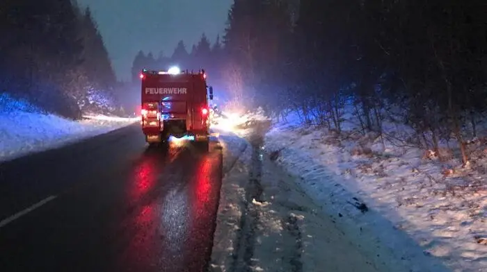 Acht Kameraden der Feuerwehr Ziprein rückten aus, um den Pkw aus dem Graben zu ziehen.
