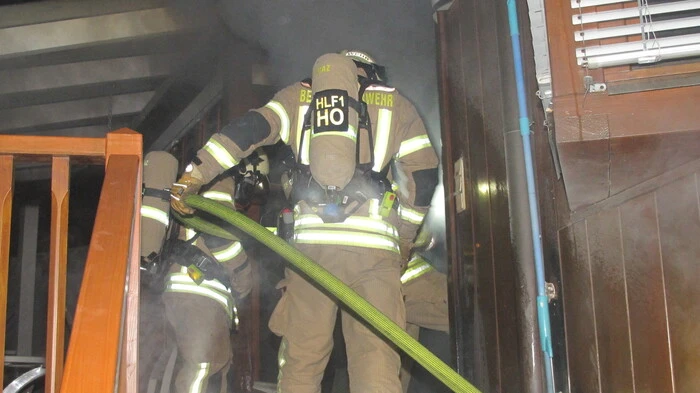 Die Grazer Berufsfeuerwehr wurde am Montag, 13.11.2017,  um 18.44 Uhr zu einem Brand in die Hohenrainstraße alarmiert. Der Besitzer eines Einfamilienhauses verständigte die Brandmeldezentrale der Berufsfeuerwehr, nachdem dieser beim nach Hause kommen Brandrauch im Erdgeschoß wahrgenommen hat.