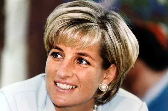 Schon zu Lebzeiten errang Diana den Status einer Medienikone und wurde weltweit so populär, dass sie zeitweise als die berühmteste und am häufigsten fotografierte Frau der Welt galt.