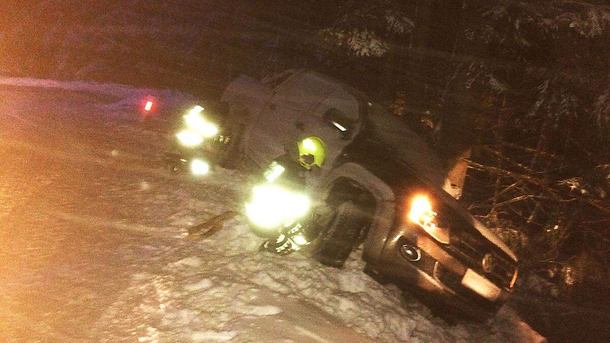 Kameraden der Fladnitzer Wehr am Donnerstagabend bei einer Fahrzeugbergung