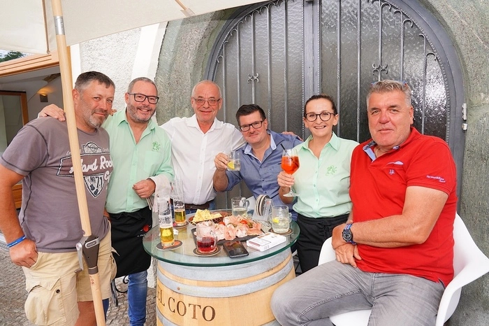 Gäste genießen die italienische Jause in Rosina's Lounge