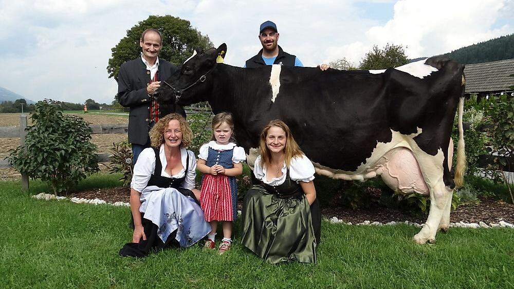 Sie sind stolz auf ihre Nelly: Hermann und Waltraud Gasser (links) sowie Melanie und Stephan Kacic mit Nichte Madlen