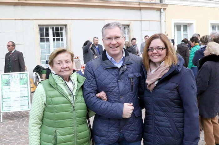 Übrigens: Ihr Geldbörserl großzügig öffneten Samstagvormittag unter anderen Bürgermeister Martin Kulmer (Foto), Vizebürgermeisterin Silvia Radaelli, Kärntner Abwehrkämpferbund-Ortsobmann Gerhard Herbst, Richter Hubert Knaus, Chemiker Günther Neubauer sowie der ehemalige ORF-Filmprofi Anton Wieser.