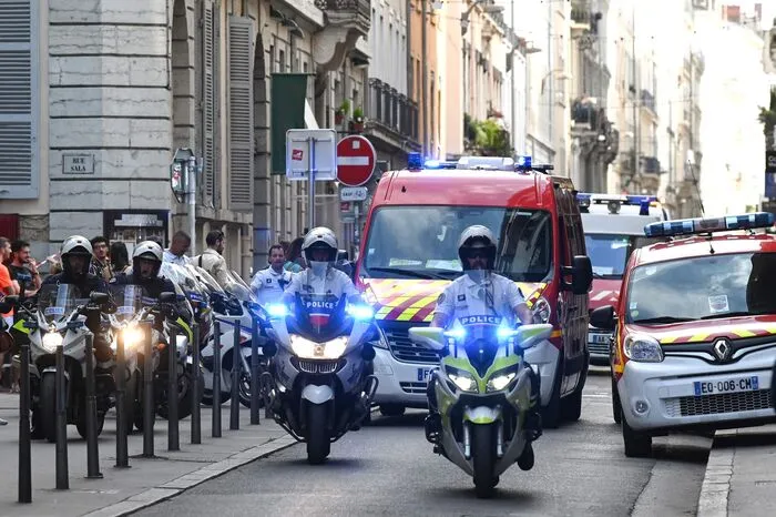 Lyon liegt im Südosten Frankreichs, es ist die Hauptstadt des Département Rhône und der Region Auvergne-Rhône-Alpes und mit mehr als 515.000 Einwohnern die drittgrößte Stadt Frankreichs nach Paris und Marseille.