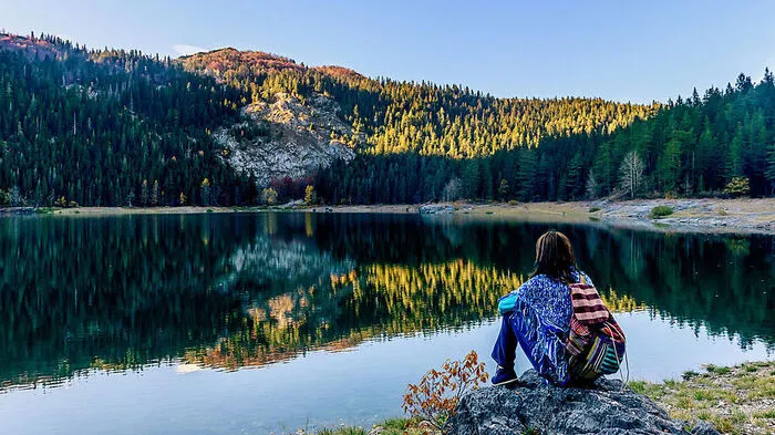 Mit allein 18 Berg- und Gletscherseen ist der Durmitor Nationalpark absolut sehen- und „seenswert“. Der größte von ihnen ist der Crno Jerzero, was auf Deutsch „Schwarzer See“ bedeutet. Die meisten Besucher des Nationalparks genießen die Schönheit des Sees mit Kanu oder Kajak, das man vor Ort ausleihen kann.