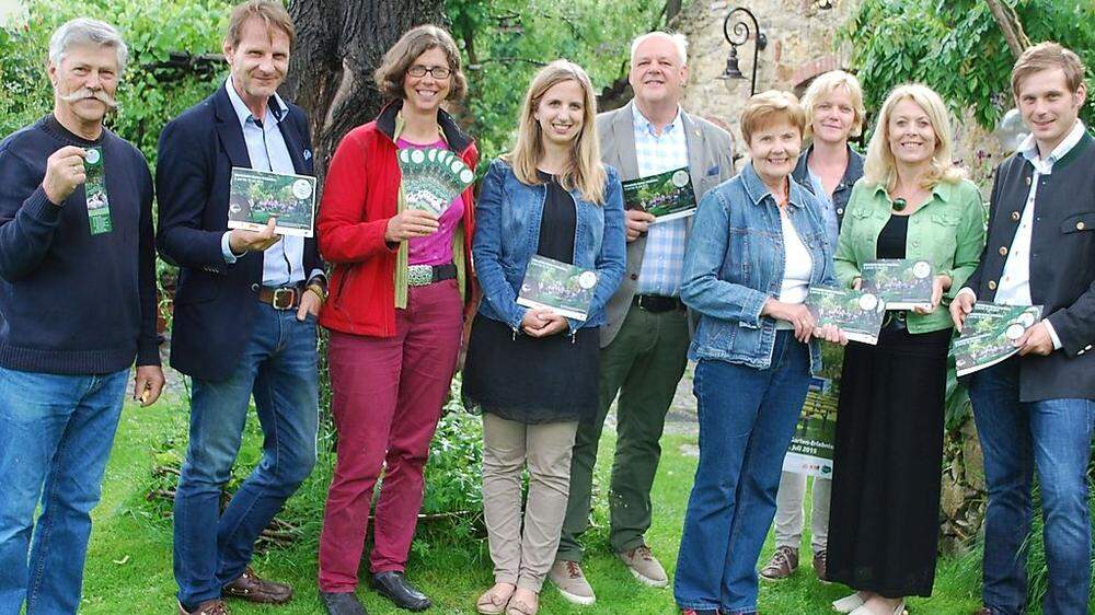 Im Garten von Familie Gigler wurde in Hartberg das Programm des Literatursommers präsentiert
