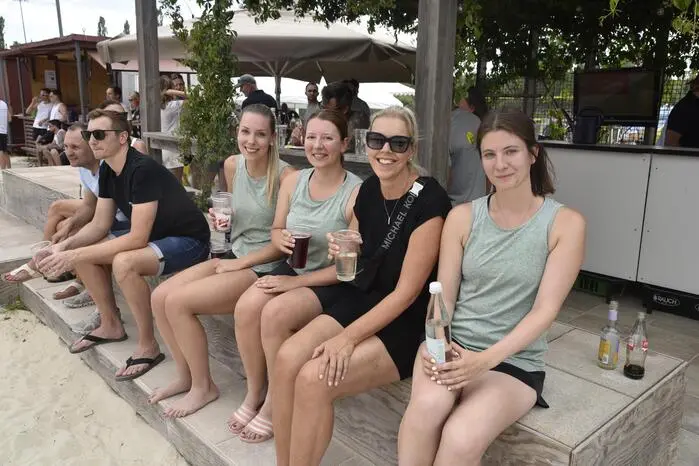 Mehr als 40 Viererteams kämpften auf Einladung der Sektion Volleyball Hartberg, in der mit viel Einsatz und sportlichem Ehrgeiz in der Hartberger Beachbox, um die begehrte Firmencup-Trophäe. 