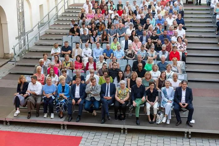 Unter den Gästen waren Landeshauptmann-Stellvertreterin Gaby Schaunig, Landeshauptmann-Stellvertreter Martin Gruber, der Hausherr, Bürgermeister Wolfgang Stefitz, gemeinsam mit weiteren Gemeindevertretern. Auch seine Amtskollegen Bürgermeister Thomas Krainz aus St. Kanzian und Gerhard Koller aus Sittersdorf ließen sich das Stück nicht entgehen.