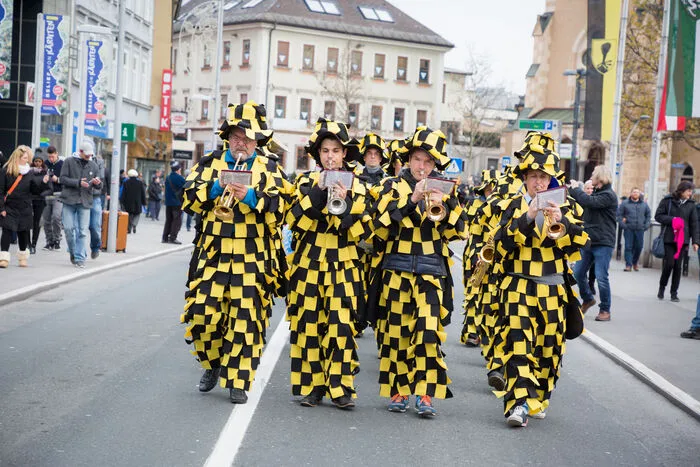 Nach der Begrüßung im Villacher Brauhof setzte sich der Narrenzug in Richtung Rathausplatz in Gang