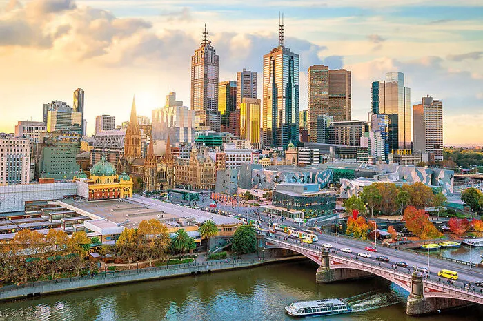 Melbourne. Sehenswert in der zweitgrößte Stadt des australischen Kontinents sind unter anderem der historische Queen-Victoria-Markt, das State Parliament House, die Royal Exhibition Buildings, die 1968 eröffnete Börse oder die 1937 fertiggestellte Saint Patrick’s Cathedral und die Flinders Street Station.