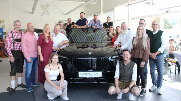 Freitagnachmittag wurden die pferdestarken BMW &amp; Co zur Seite gestellt und machten Platz für steirisch-bayrische Schmankerl, zünftige Musik und zahlreiche Gäste.