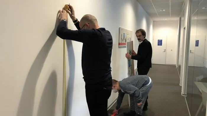 Die fünf einzelnen Bilder wurden diese Woche in den Büroräumlichkeiten aufgehängt - von den Künstlern höchstpersönlich.