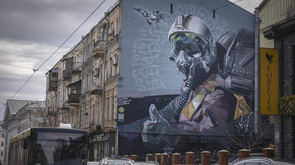Ein Graffiti in Kiew zeigt einen ukrainischen Kampfpiloten