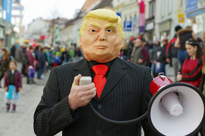 Mit einem Megaphon verschaffte sich Donald Trump in Mürzzuschlag Gehör.